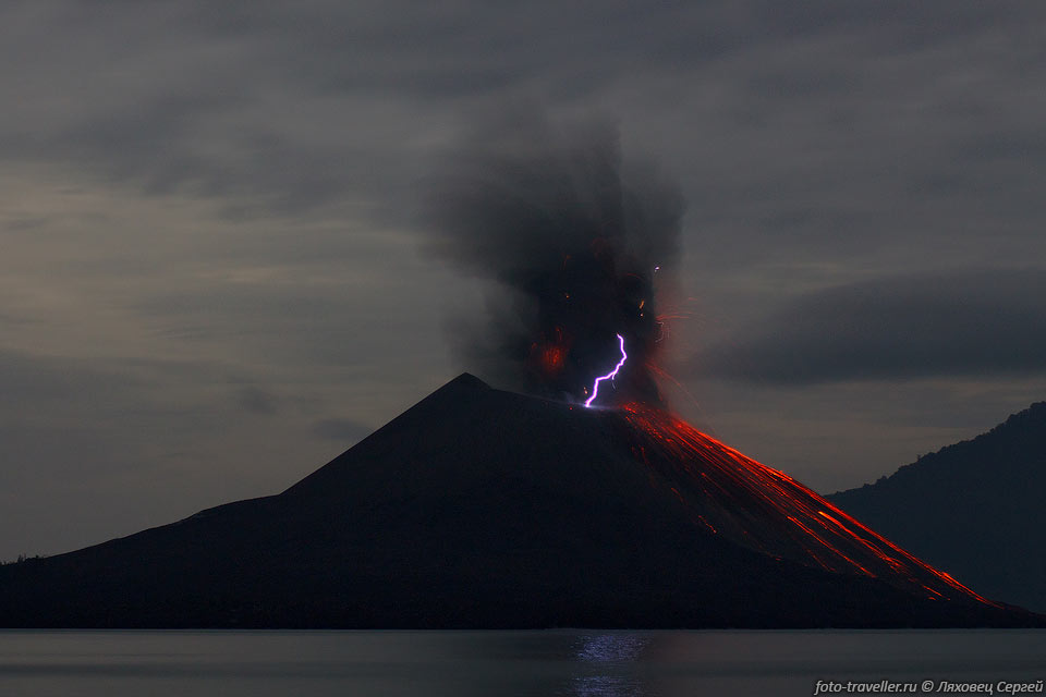 На счет точной природы образования молний при извержении вулканов 
нет точного ответа.