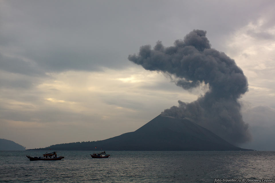 Лодки наблюдателей за вулканом