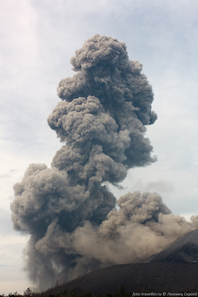 Пепловый выброс вулкана Анак Кракатау