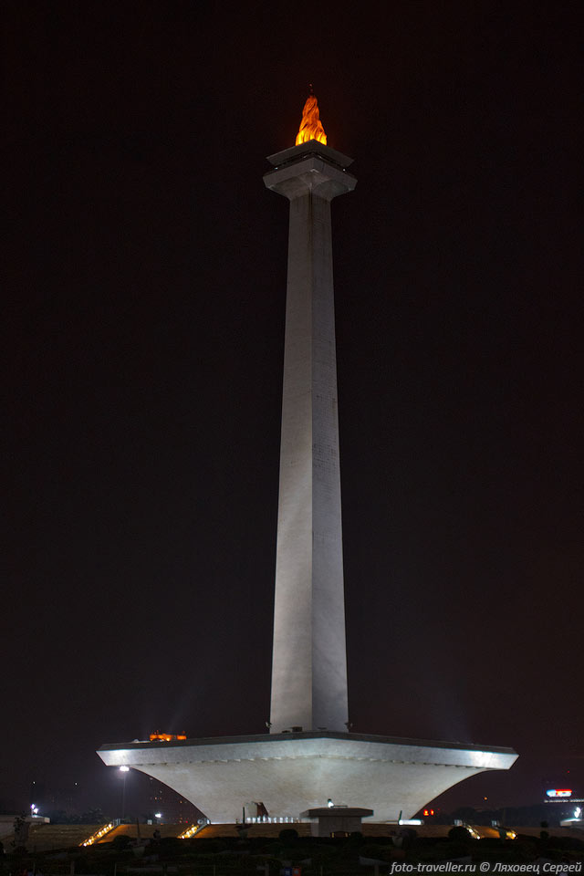 Национальный Монумент (Monas) в виде огромного столба-факела расположен 
в центре города Джакарты.