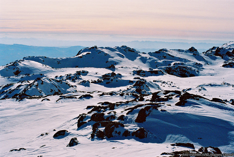 Южное плато.
Ярко выраженный карстовый рельеф.
 Снега в зимой много, многие воронки засыпаны почти полностью.