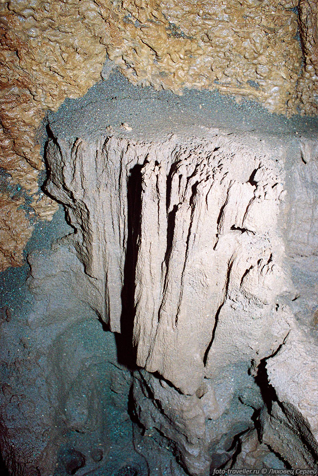 Промытый склон. 
Пещера Гхар Парау.