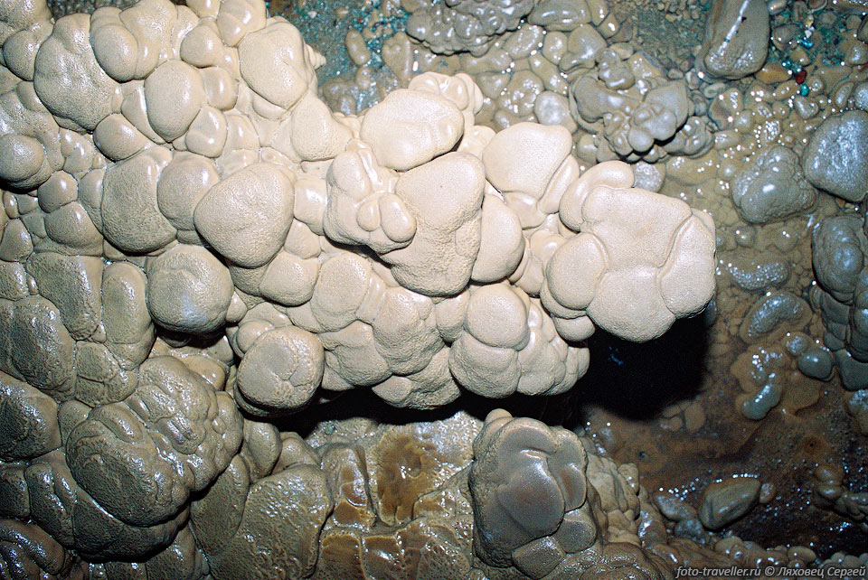 Узоры из каменных лепешек.
 Пещера Гхар Парау.