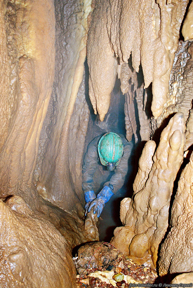Пещера Гхар Парау (-751 м), глубочайшая пещера Ирана. 
 Пещера исследуется с 1971 г.
Открыта англичанами, и пройдена ими до отметки -751 м.
Путь дальше преградил сифон.