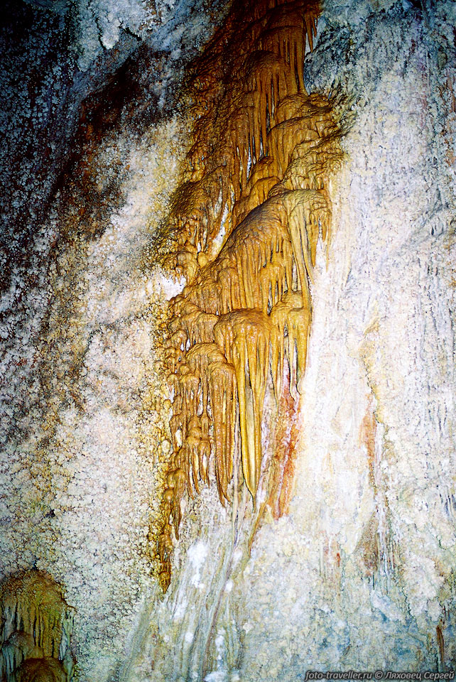 Натеки в пещере Алисадр (Ali Sadr).
Пещера экскурсионная, находится в провинции Хамадан, 
в 60 километрах севернее города Хамадан, возле поселка Алисадр.
Пещера является самой длинной в Иране и имеет длину 11440 м.
Высота входа 1980 м. н.у.м.
Исследована альпинистами из Хаммадана в 1963-1969 г.г., а также альпинистами из 
Тегерана 1990-1991 гг.