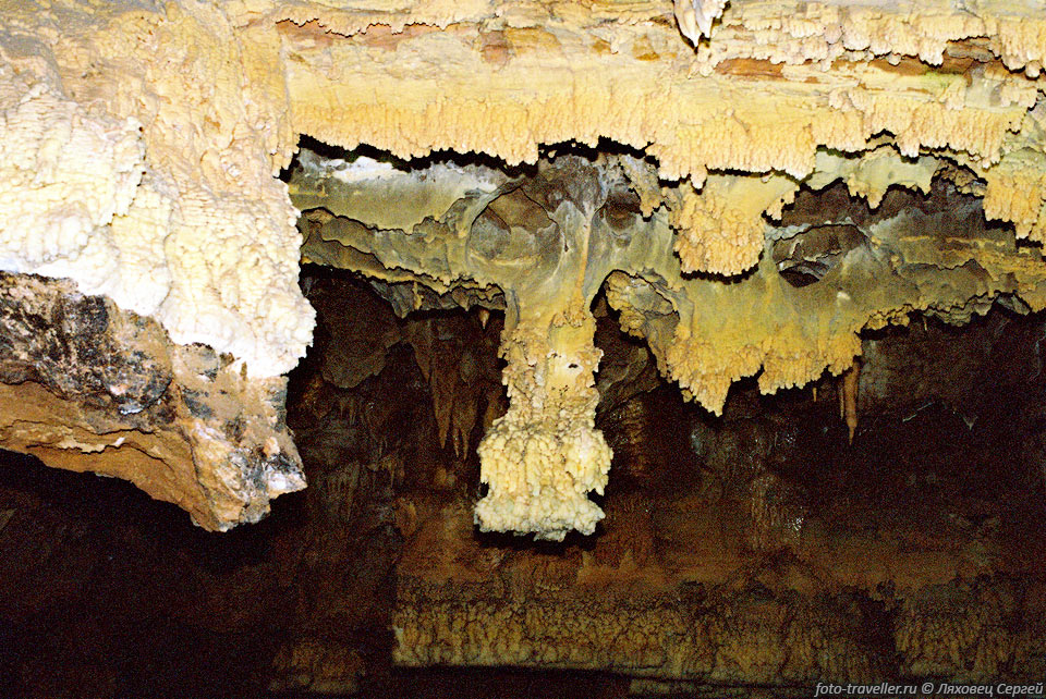 В пещере почти везде вода.
Экскурсия проходит на лодке. 
Температура воздуха в пещере 17°С. 
Температура воды 14°С, и она прозрачная как 
стекло. В воде ничего не живет.
Для возможности создания экскурсионного маршрута, 
уровень воды был спущен на 3 метра.
 После этого пещера стала выглядеть весьма необычно.