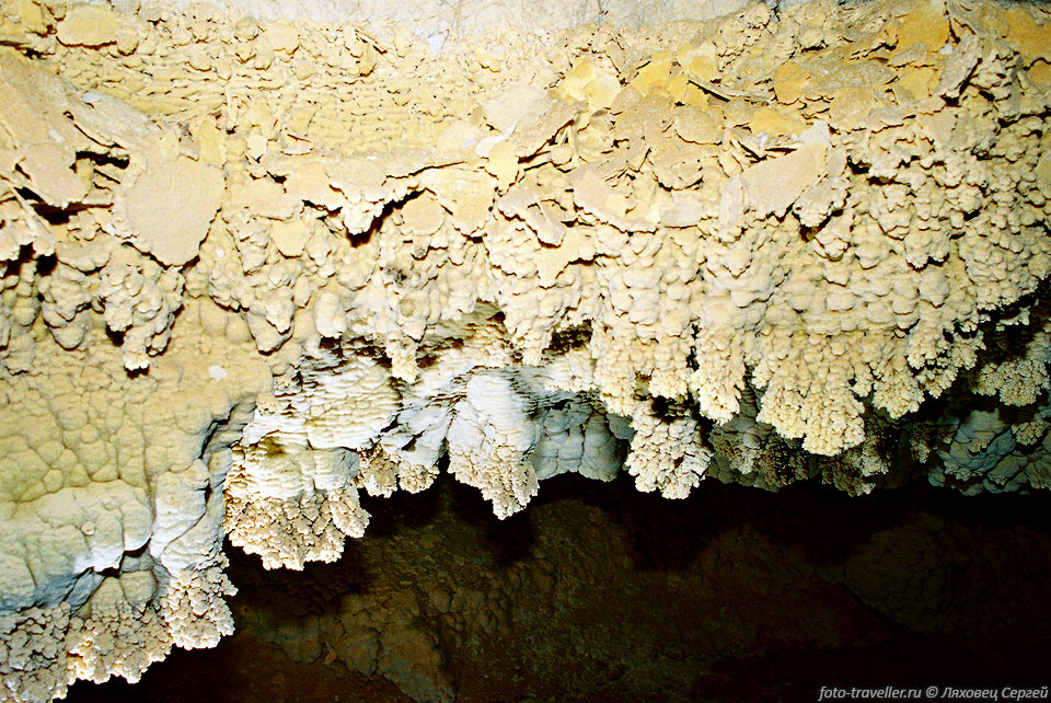 Карстовые образования пещеры Сар-Аб.
Частичное исследование пещеры было сделано британскими спелеологами в 1973 году.
Позже исследования проводили альпинисты из Хаммадана.