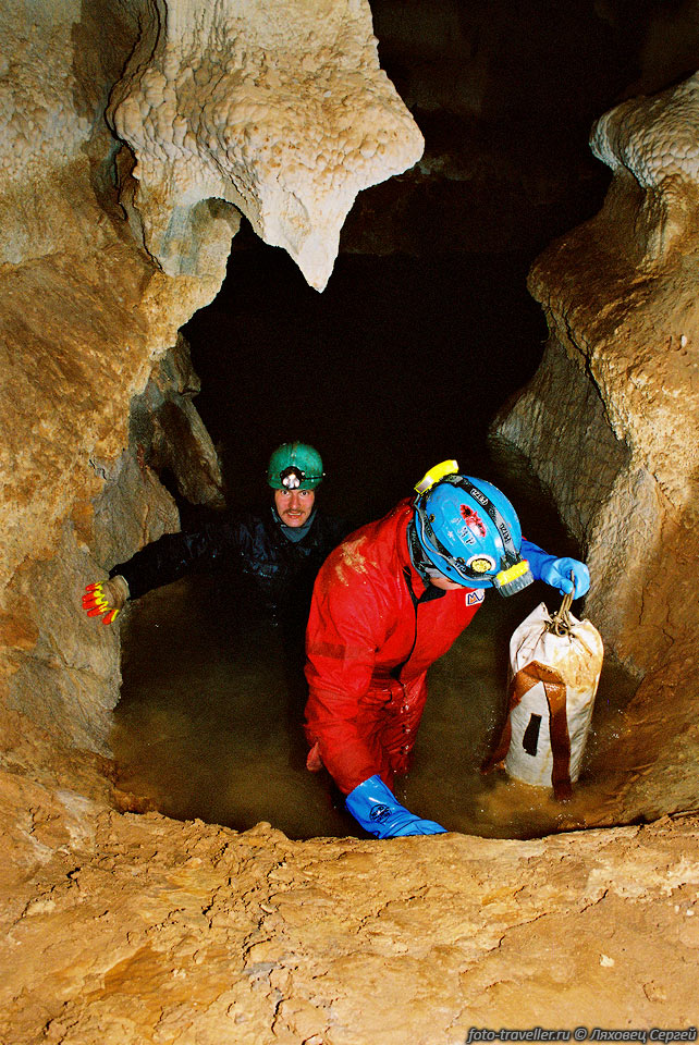 Воды в пещере Сар-Аб очень много,
приходится постоянно плавать.
Место для 