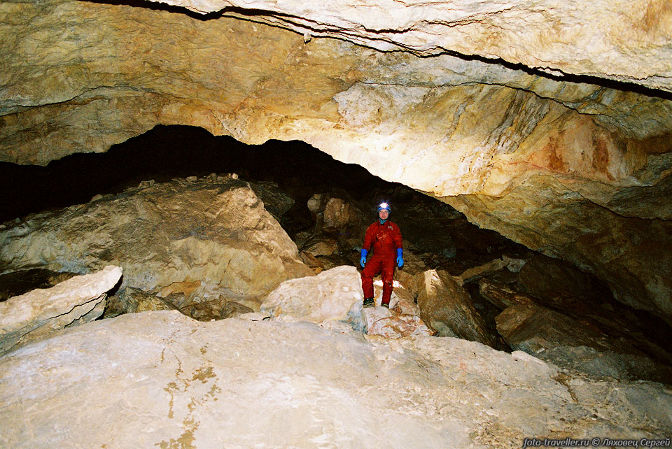 В пещере есть и большие, сухие залы.
Но они редки.