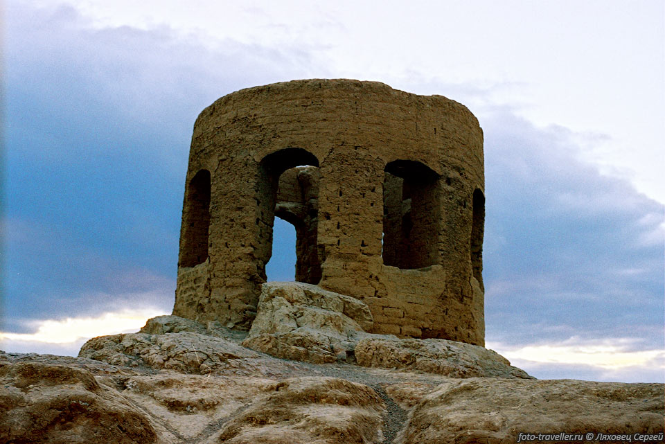 Руины одного из самых известных зороастрийских храмов эпохи Сасанидов 
- Аташга