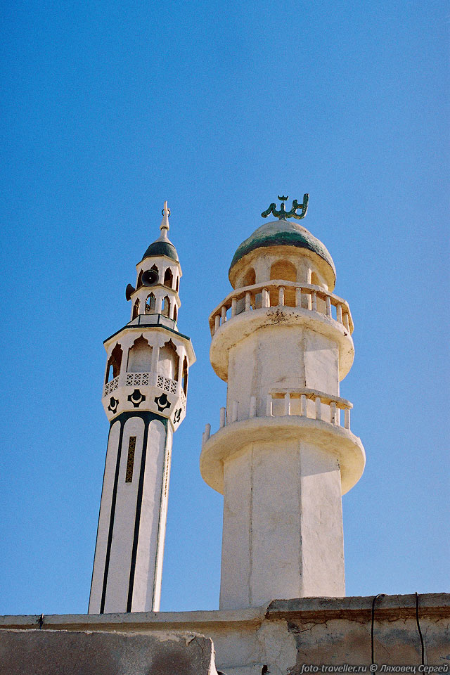 Минареты мечети в поселке Лафт