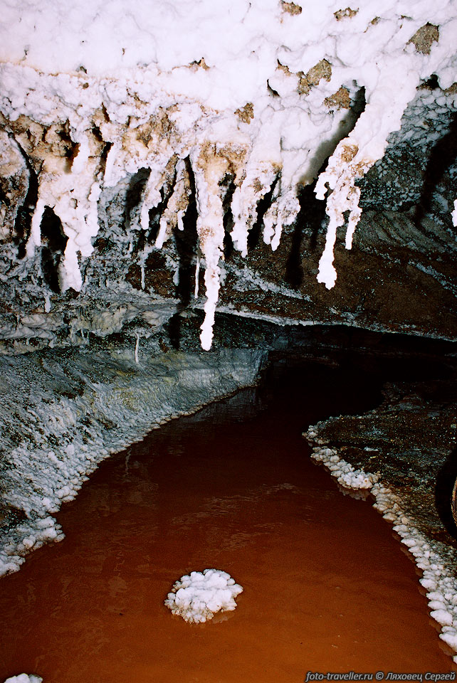 Подземная соленая река.
В пещере небольшие залы соединяются низкими широкими проходами, затопленными водой.
