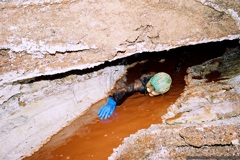 Когда потолок в пещере опускается, приходится ползти по воде.
Вода сразу пачкается, поднятой со дна грязью.