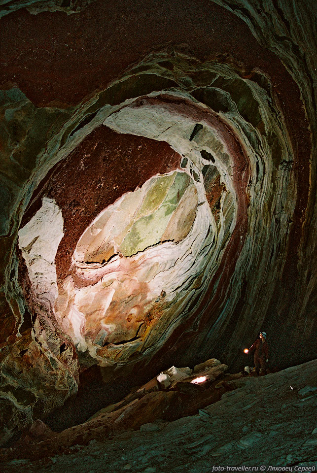 Большой зал пещеры Намактунель (Namaktunel).
Потолок когда-то обвалился, открыв взору разноцветные слои.
Зрелище впечатляющее.