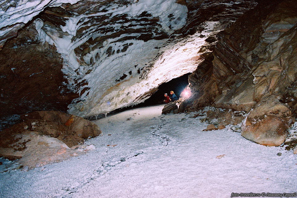 Для пещеры Намактунель характерны большие, 
меандрирующие галереи с ровным белым полом