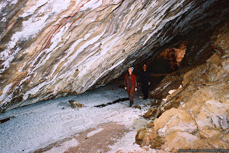 Прогуливаться по большим, светлым галереям доставляет большое 
удовольствие.
Длинна пещеры Намактунель составляет 400 м.