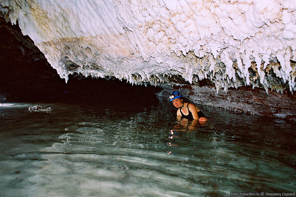Иногда в пещере бывают паводки, 
расход воды в которые достигает нескольких кубометров в секунду.
После паводков пещера становится еще больше.
Ведь соль быстро размывается.