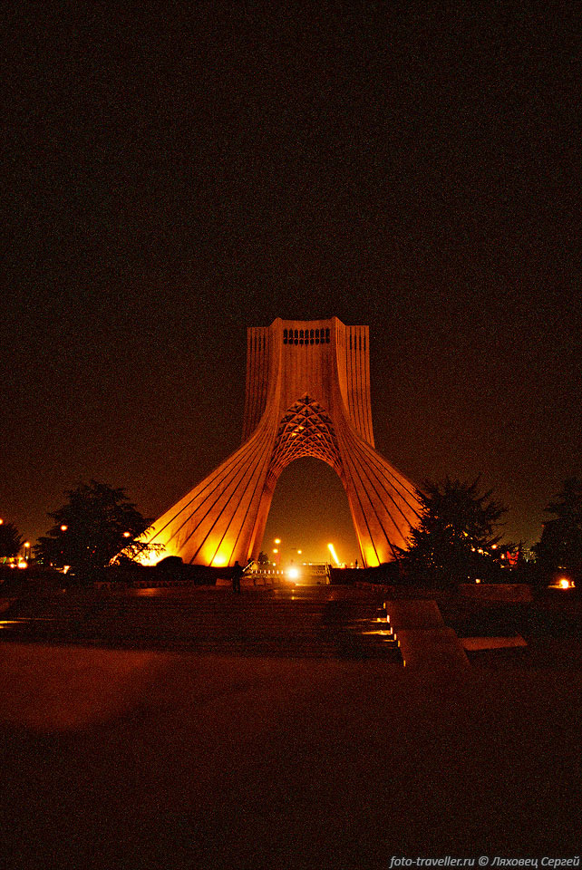 Арка-памятник Бордж Азади расположена
 на центральной площади Тегерана 