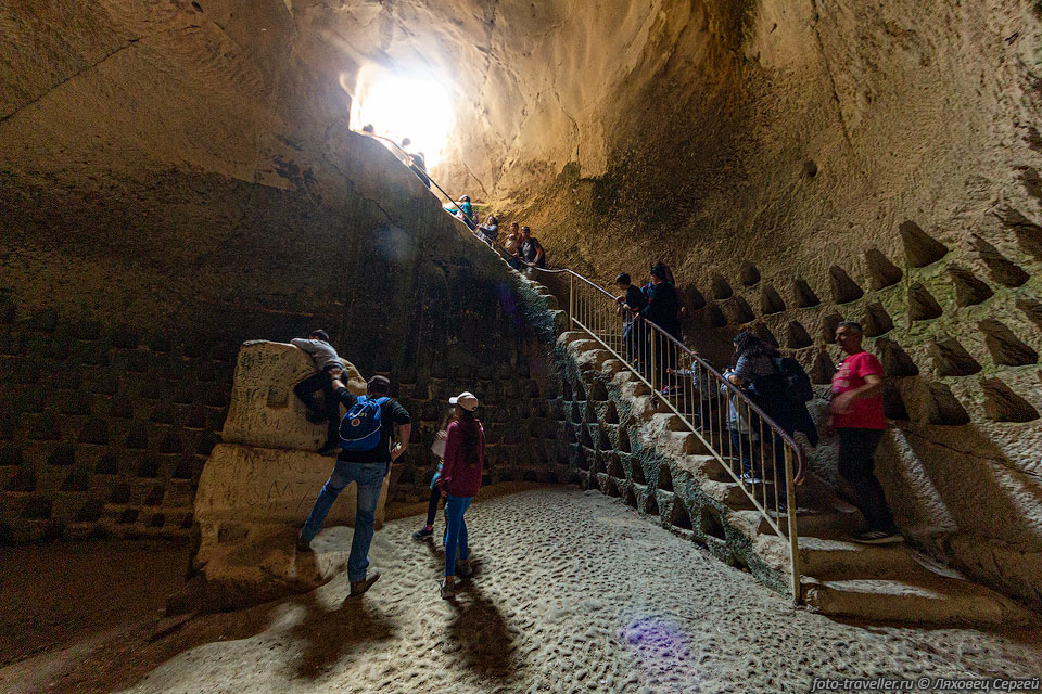 Следующим пунктом нашей программы был Национальный парк Бейт-Гуврин-Мареша 
(Beit Guvrin-Maresha National Park).
Тут мы посетили несколько рукотворных пещер.