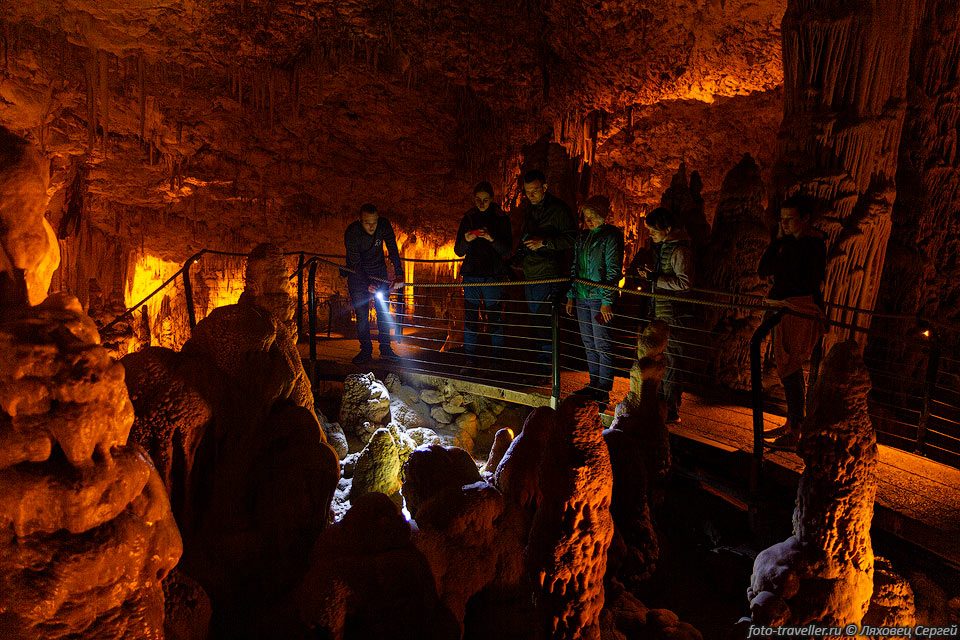 В пещере Сорек запрещено пользоваться любым светом и вспышками. 
Только гид имеет право подсвечивать фонариком. Стационарное освещение в пещере очень 
темное и однообразное желто-коричневое. Видно очень плохо, фотографировать тоже 
проблематично.