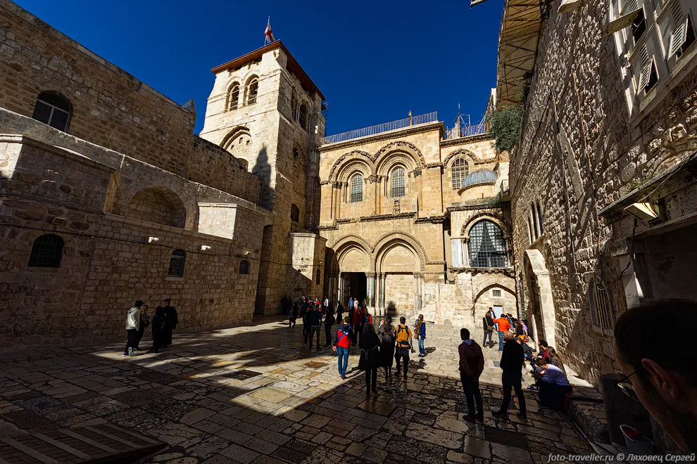 Вход в Иерусалимский храм Воскресения Христова (Храм Гроба Господня,
Church of the Holy Sepulchre).
