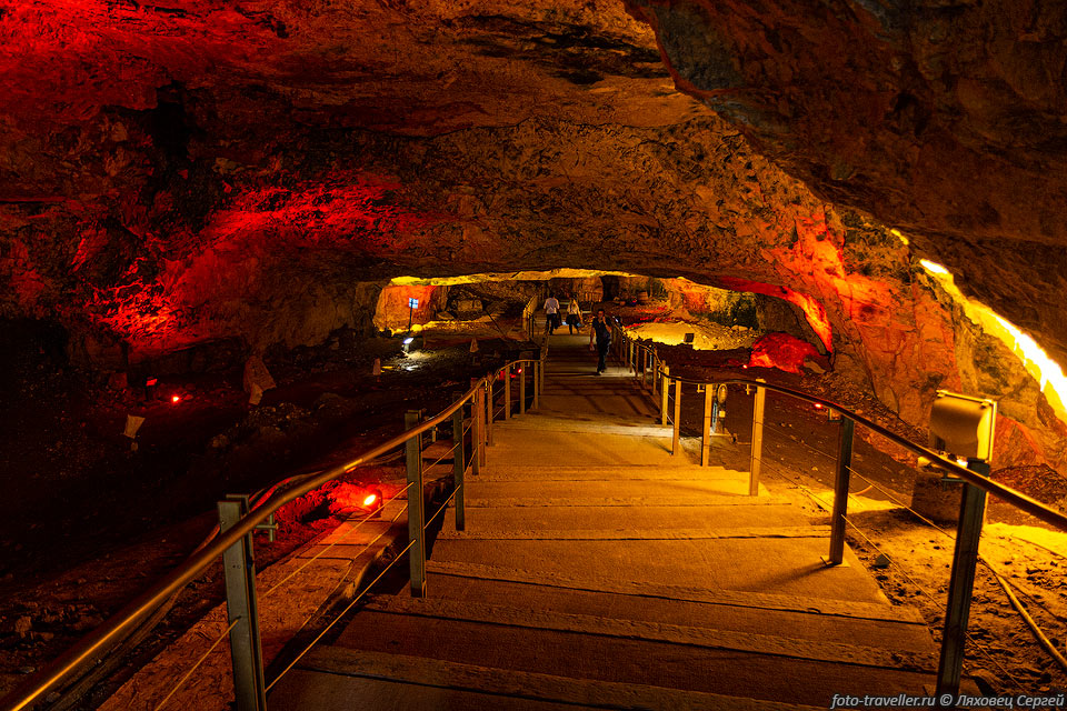 Пещера Седекии (Каменоломни пещеры царя Соломона, Туннели Цидкиягу, 
Zedekiah's Cave) в старом городе Иерусалима.