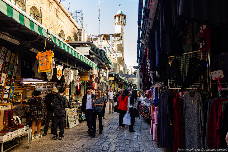 Узкая улица старого города Иерусалима.
Торговля кипит - имеется множество святых китайских товаров для паломников и туристов.