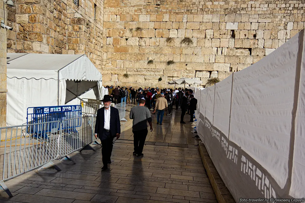 Стена Плача, Западная Стена, Ха-Котель ха-Маарави (Святой Стены
Бурак, Western Wall) - часть древней стены (длиной 485 м) вокруг западного склона 
Храмовой Горы в Старом Городе Иерусалима, уцелевшая после разрушения Второго Храма 
римлянами в 70 году н. э. Величайшая святыня иудаизма вне самой Храмовой Горы. Есть 
правда сомнения, о точности расположения этой реликвии. Является местом знатного 
конфликта между евреями и арабами.