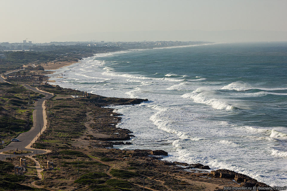 Вид со смотровой площадки над гротами Рош-ха-Никра на Средиземное 
море