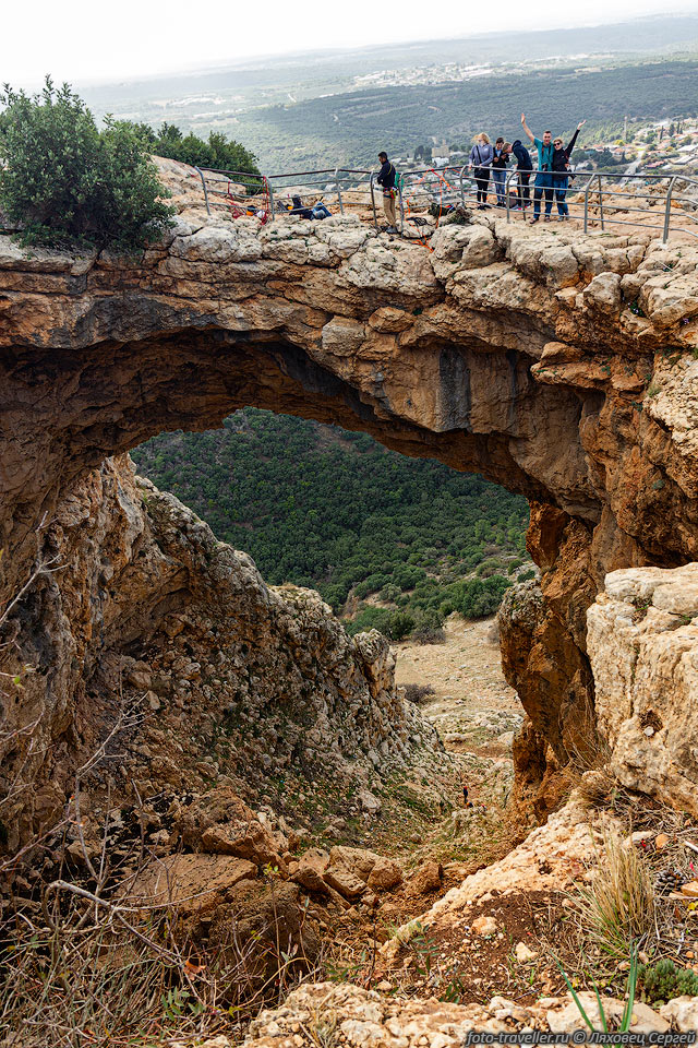 В израиле множество мест, где организуются "экстрим" туры, к примеру 
с арки пещеры Кешет спускают на веревке вниз