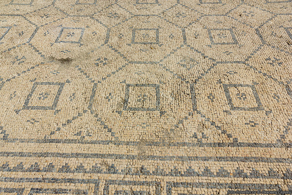 На территории древнего Бейт-Шеан сохранились напольные мозаики.