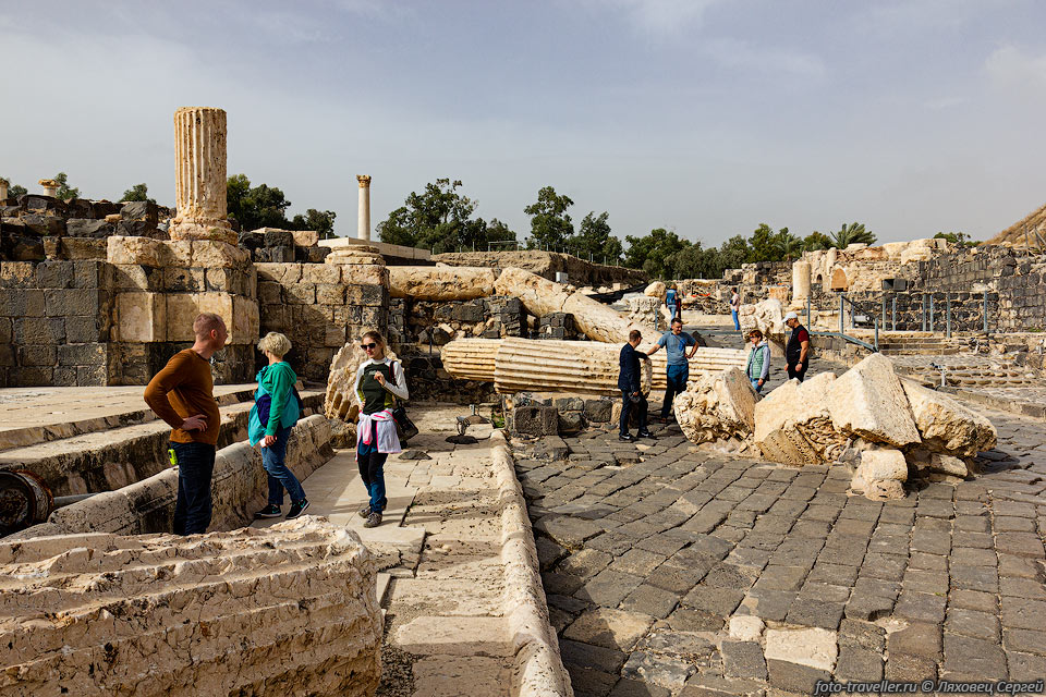 Скифополис был разрушен землетрясением в 8 веке.
 Тогда и повалились множество колон.