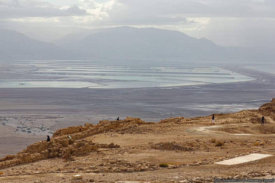 На вершине холма находятся различные развалины крепости Масада 
(Masada).
Масада находится у юго-западного побережья Мёртвого моря.