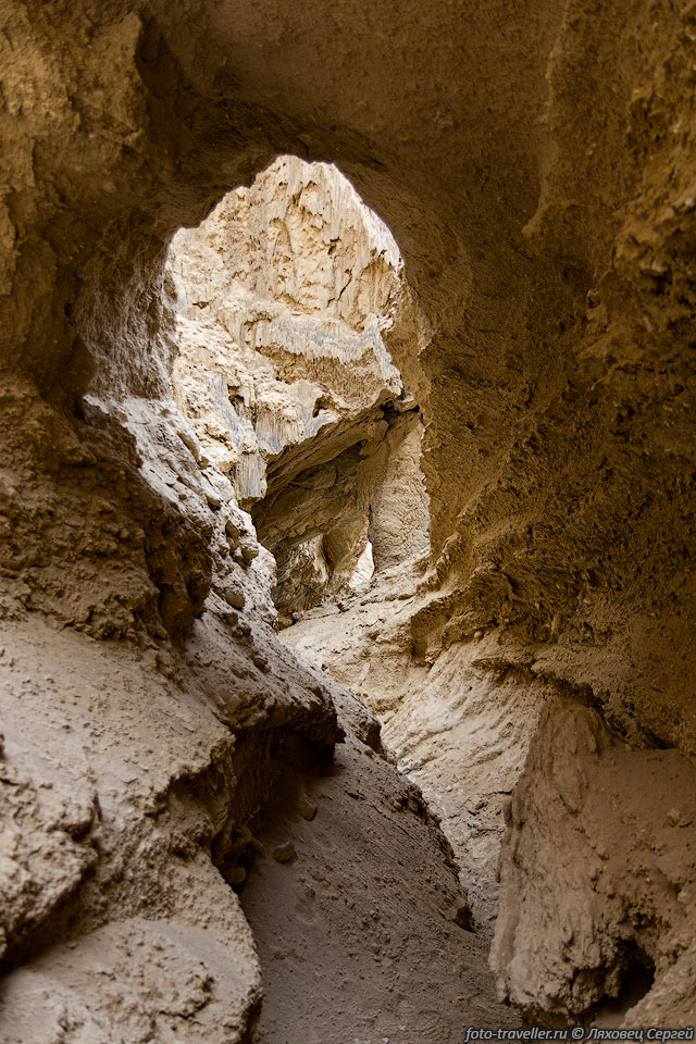 Фонарик для посещения пещеры Аруботаим не нужен, везде попадает 
дневной свет