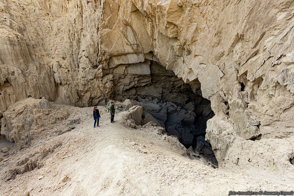 Верхний вход в пещере Малхам.
Вниз есть тропинка.
Мы зашли через нижний вход, вышли через верхний.