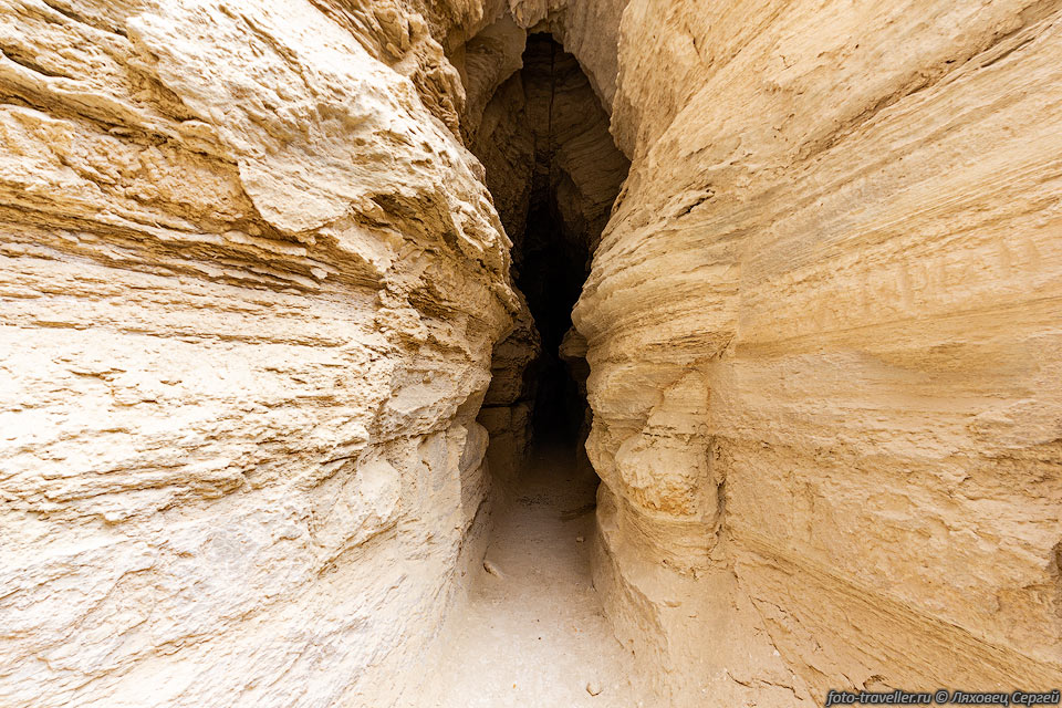 Пещера Гекама (Hecamah cave, Мучная пещера) находится примерно 
в километре от начала каньона Нахаль Працим.
Стены пещеры осыпаются белым песком, моэтому она называется Мучная пещера.