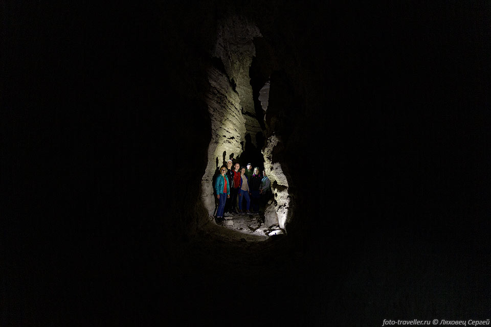 Пещера Гекама представляет собой сквозной, высокий ход-каньон 
протяженностью примерно 200 м.
В дальней часть есть вертикальный вход (провал).