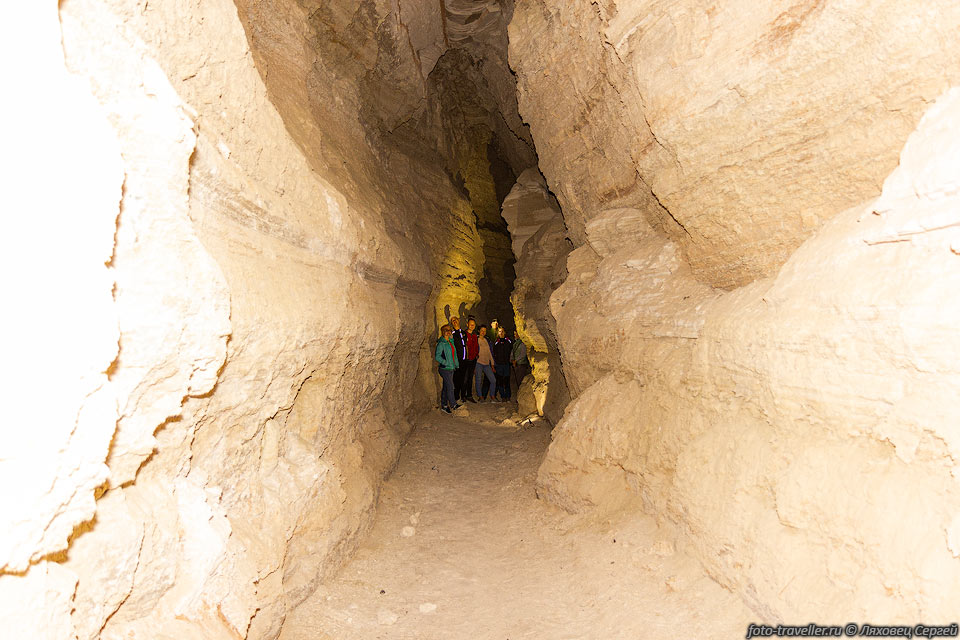 Пещера довольно сыпучая и вход, как и везде в израильские пещеры, 
запрещен (стоит табличка)