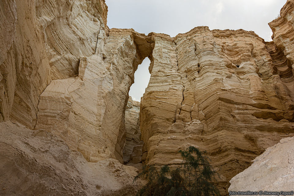 Вертикальный вход в пещеру Гекама