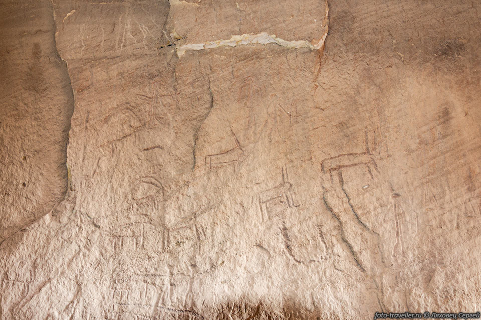 В парке Тимна имеются наскальные рисунки (петроглифы) времён египтян.
Большинство надписей трудноразличимы.