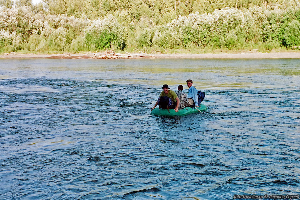 Переправа с помощью рыбаков через реку Камчатка возле поселка 
Кирганик