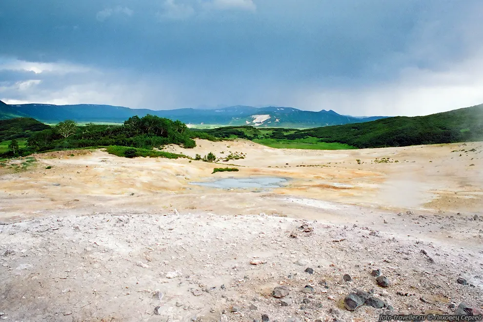  Дымящиеся лужи, хлюпанье кипящей воды.
Грязевые вулканчики. Шипящие фумаролы.
