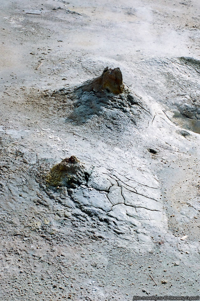 Грязевые вулканчики - у них вместо лавы из жерла течет грязь