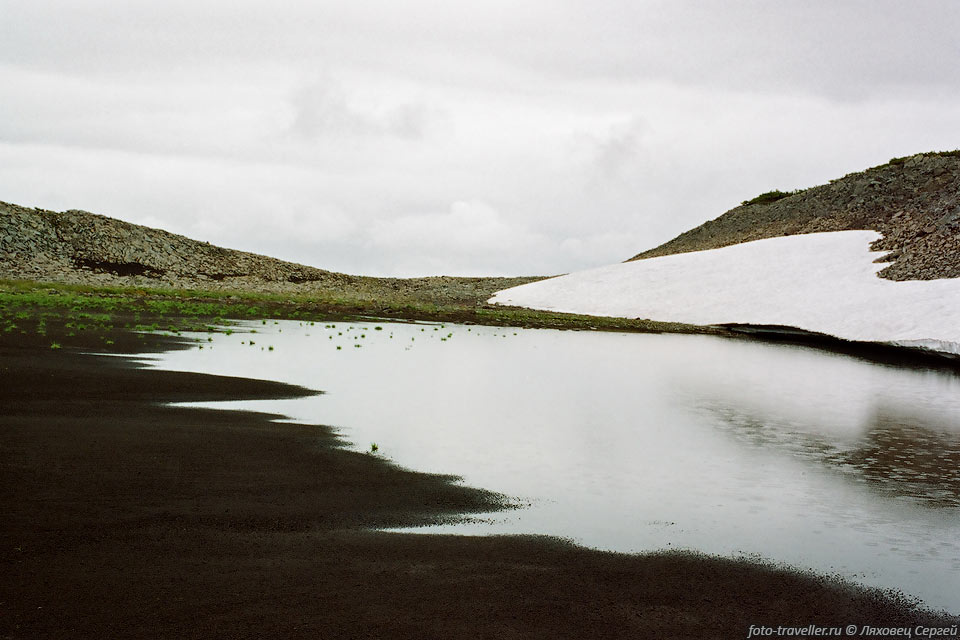 Озером с дном из мелкого вулканического шлака
