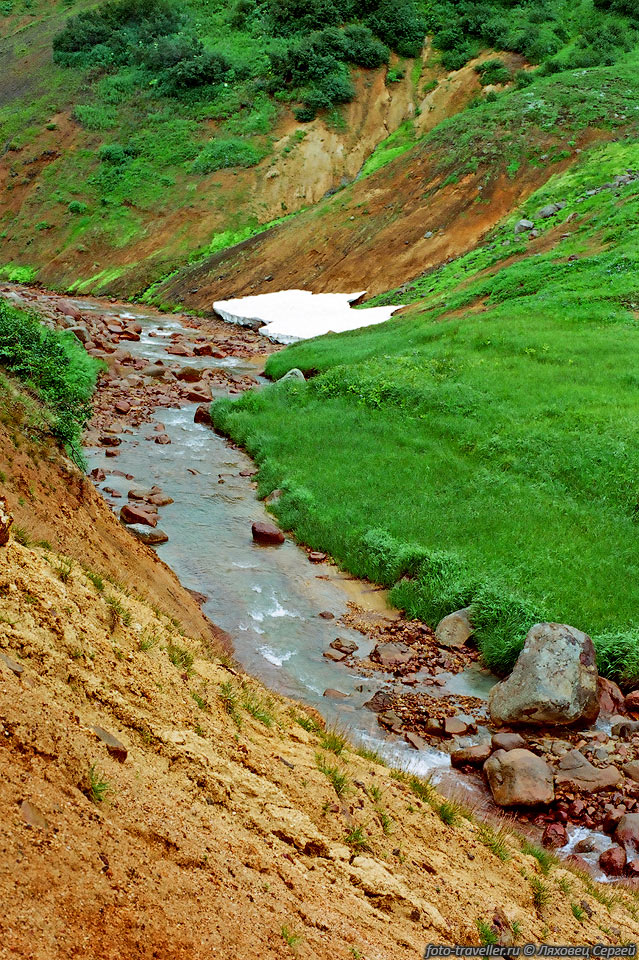 Ядовито-зеленая трава, ярко-оранжевые склоны, белые снежники,

река с красным дном - все в одном месте, это Камчатка!