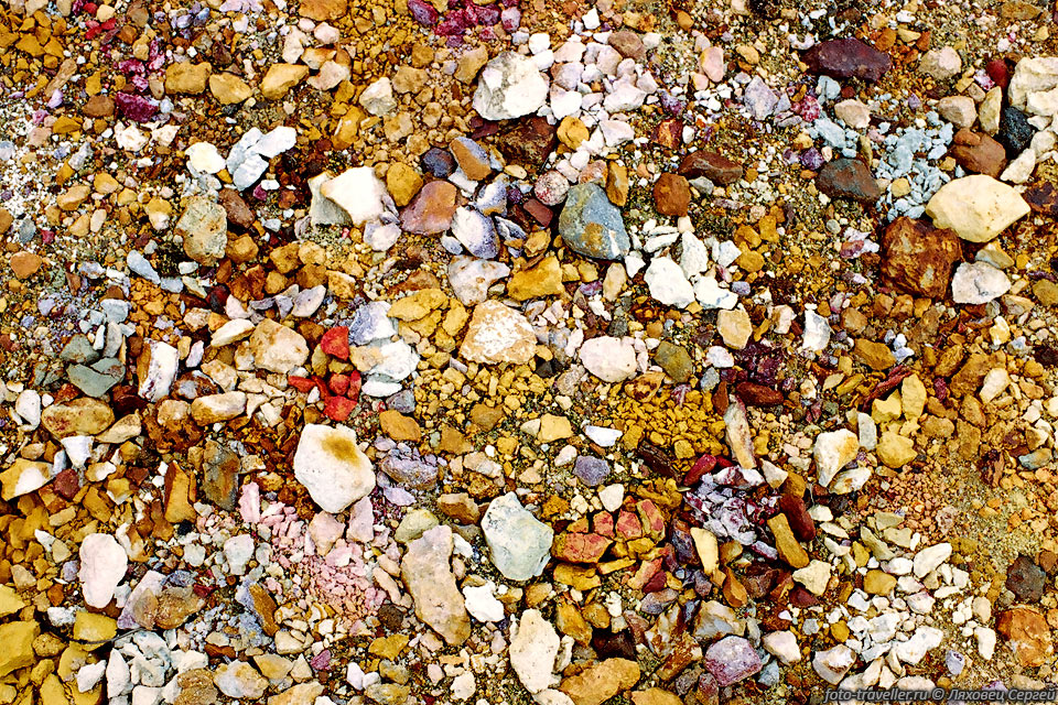 Разноцветная мозаика из камней под ногами