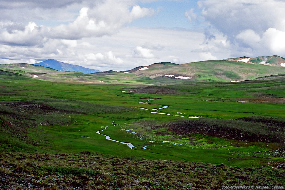 Зеленая долина с речкой