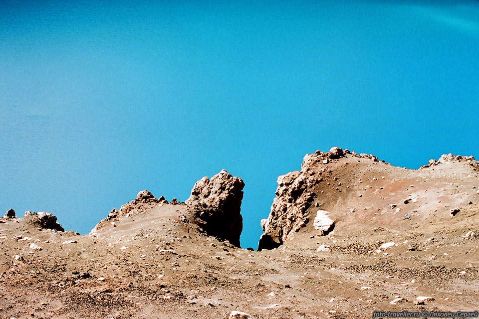 Это не небо, это кислотное озеро в кратере Троицкого вулкана Малый 
Семячик. 
Кажется, что оно светится нереальной бирюзой. Не верится, что такое возможно!

Просто ходишь с открытым ртом! Фотография неспособна передать цвет!