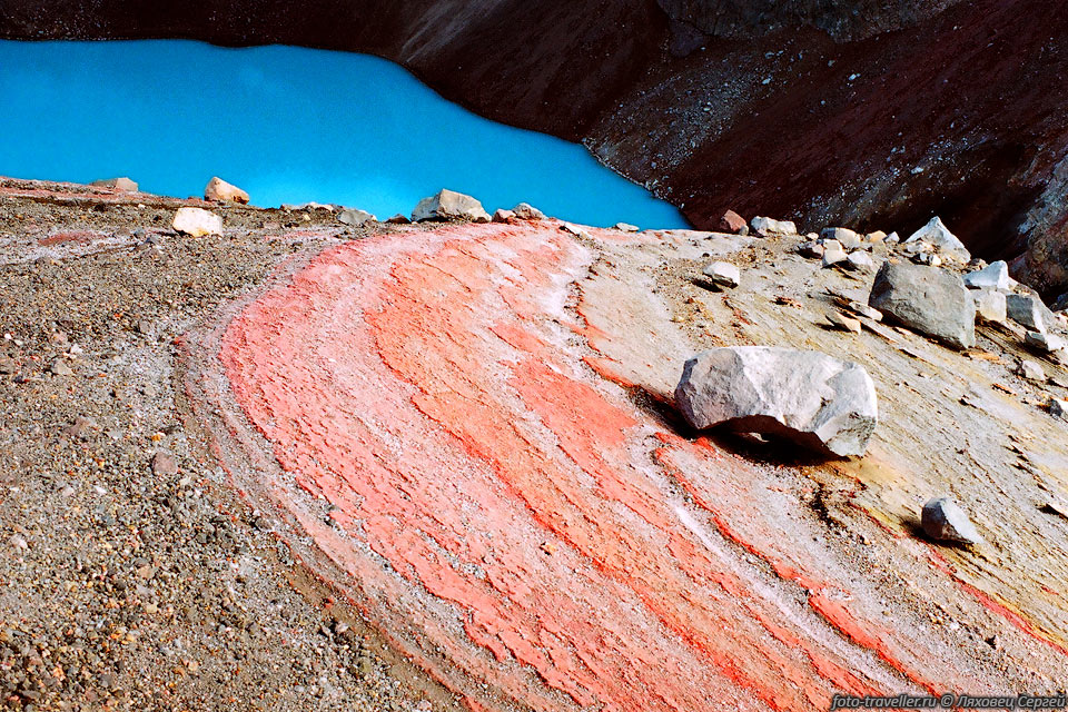Красные отложения на фоне кислотного озера
