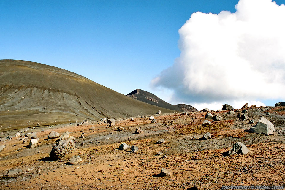 Камни на безжизненном склоне вулкана Малый Семячик